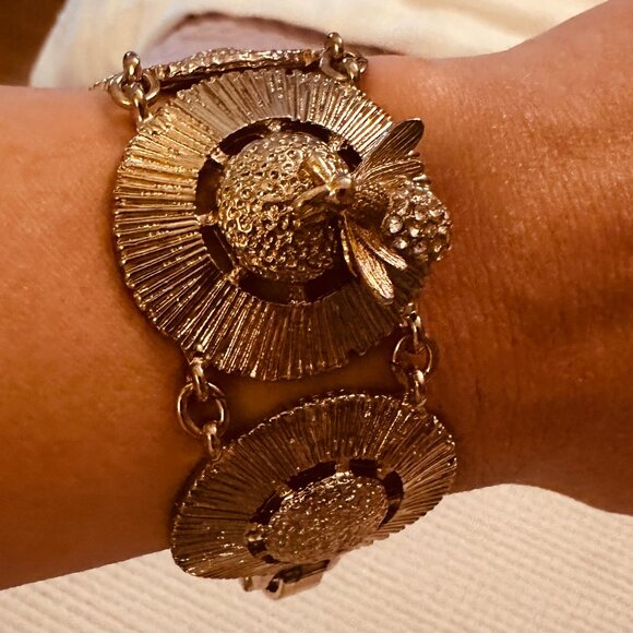 Vintage Gold Tone Disc Bracelet with Bee - Picture 1 of 5